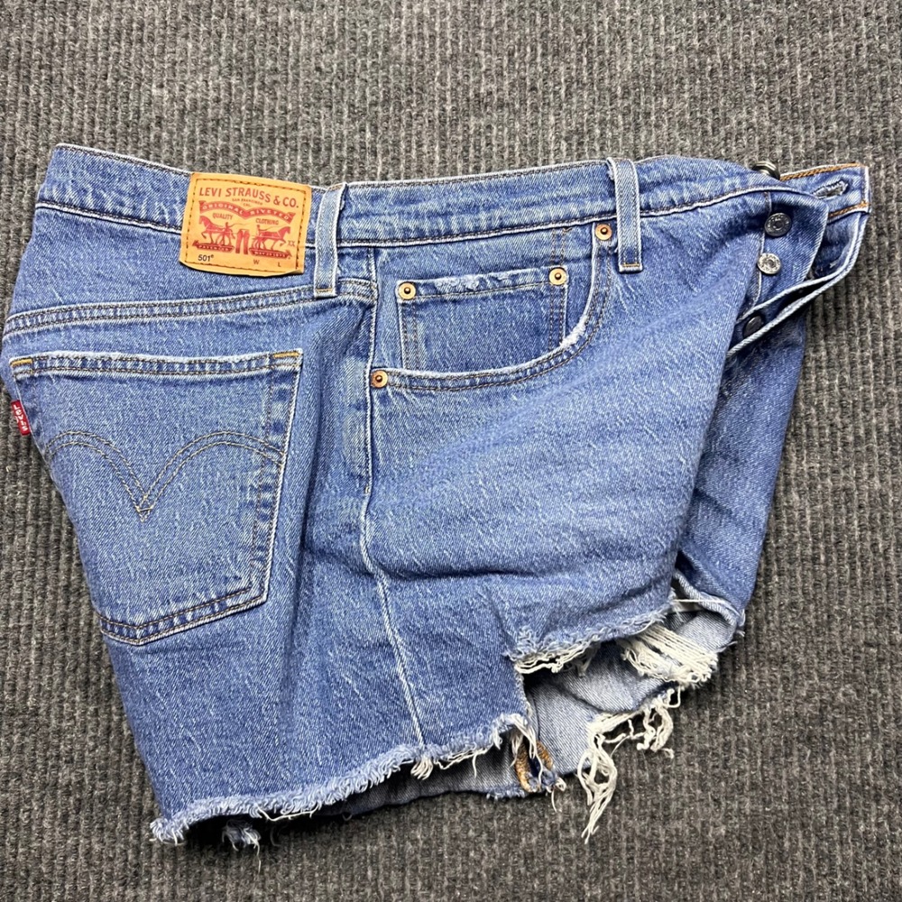 Levis 501 Original High Rise Cut Off Denim Shorts Medium Wash tattered Womens 32 - Picture 6 of 8
